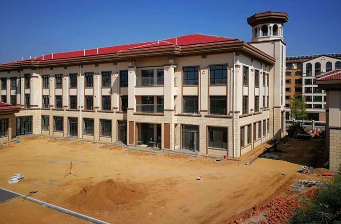 荣成多所新建学校工程加速推进，内外墙粉刷全面展开